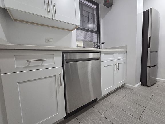 3rd image of 55 W 55th St APT 2A