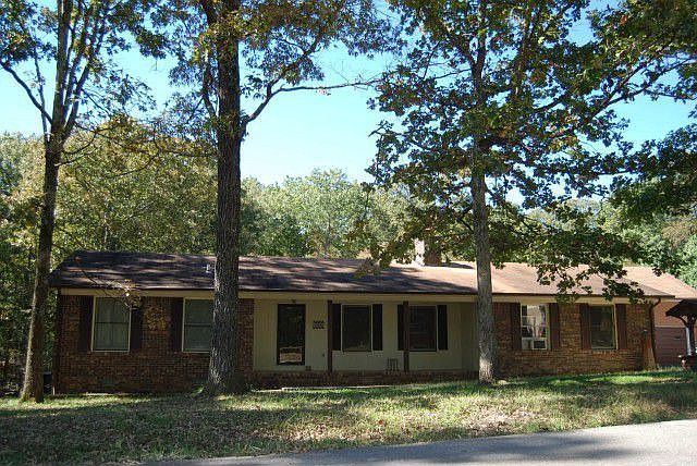 1st image of 305 Oak Leaf Cir
