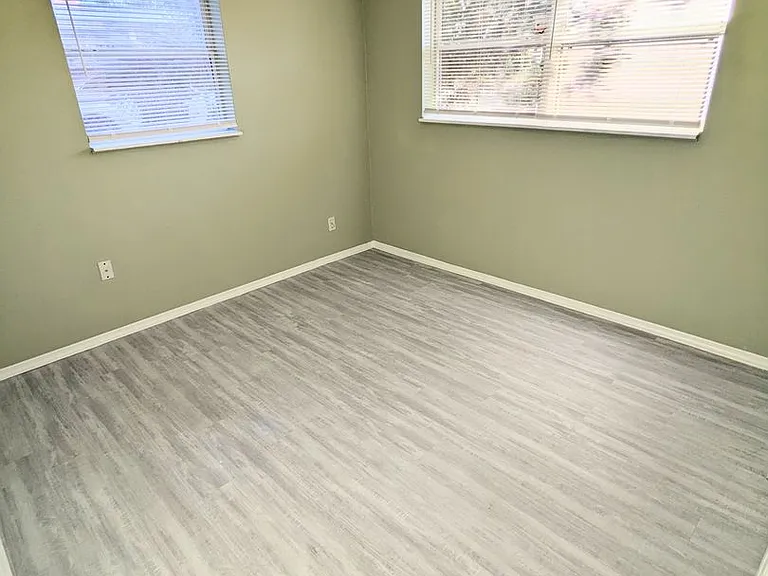 1013 Lewis Dr — Photo 8