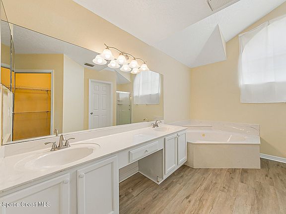 4th image of 1050 Fieldstone Dr