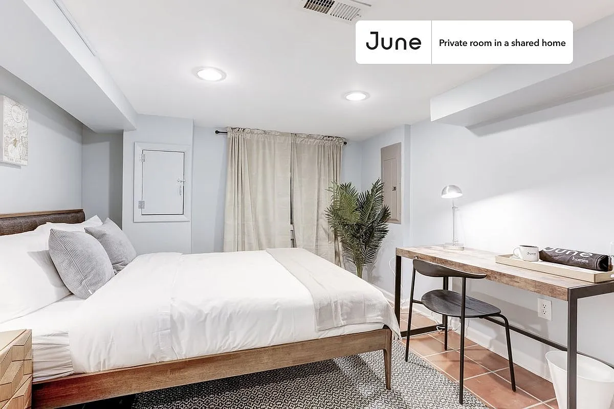 Full bedroom in 5 bed/3.5 bath home in Capitol Hill #105 A — Photo 2
