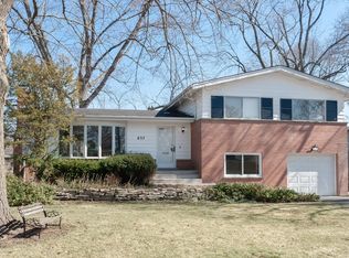 637 Appletree Ln, Deerfield, IL 60015