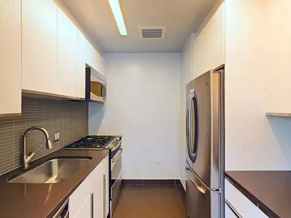 200 West 67th Street image 3 of 13