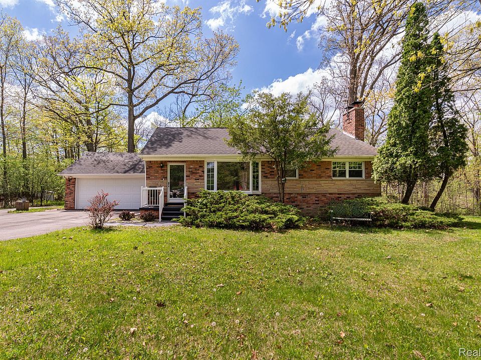 1st image of 25395 Edgemont Dr NE
