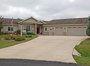317 Blue Water Ct, Dousman, WI 53118