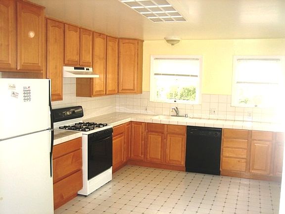 3rd image of 1023 Clinton St