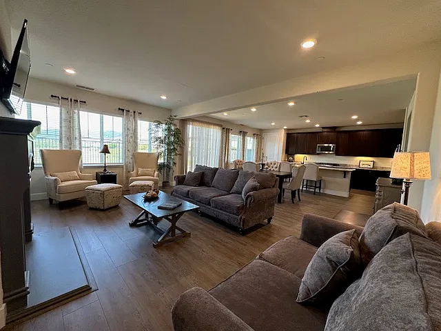 4 bed, 2371 sqft, $4,500 — Photo 4