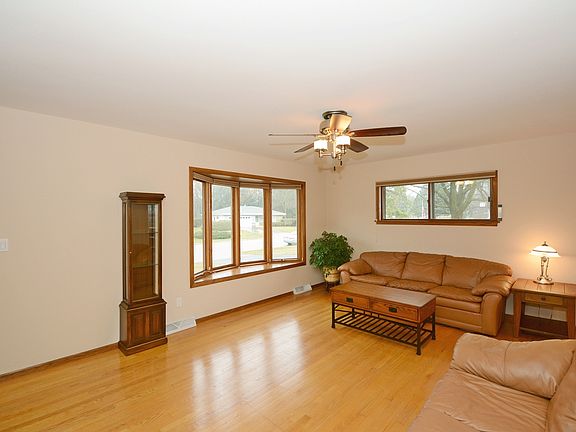 3rd image of W234N6094 Tulip Ln