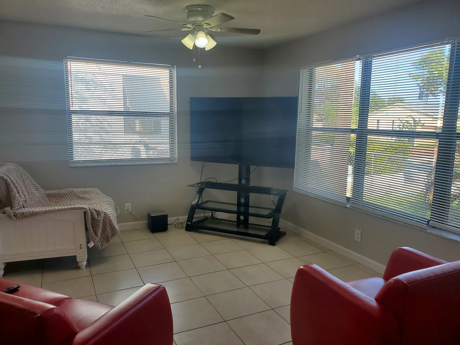3 bed, 1274 sqft, $900 — Photo 2