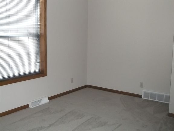 5th image of 661 W Bucktrout St