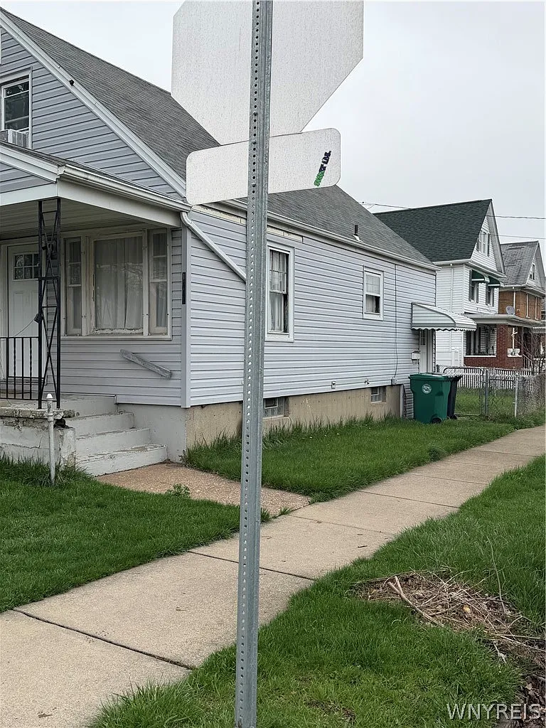 3 bed, 1.0 bath, 1152 sqft, $1,800 — Photo 2