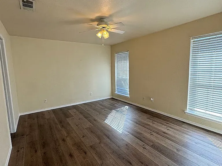 1202 Lindsey Ln — Photo 9