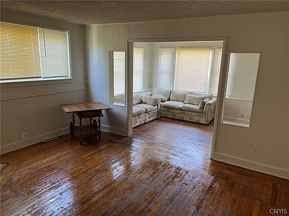 3rd image of 713 Oak St