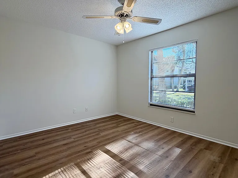 Guest bedroom w/ walk-in closet