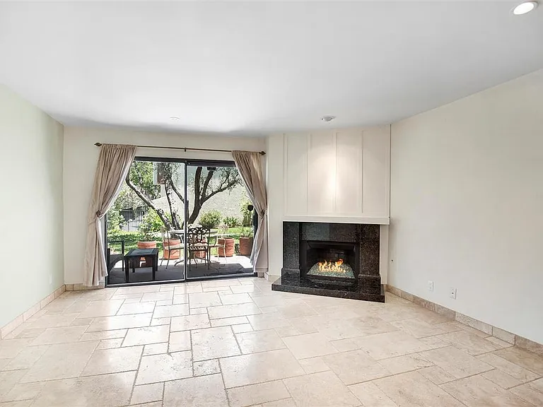 5760 Owensmouth Ave — Photo 2
