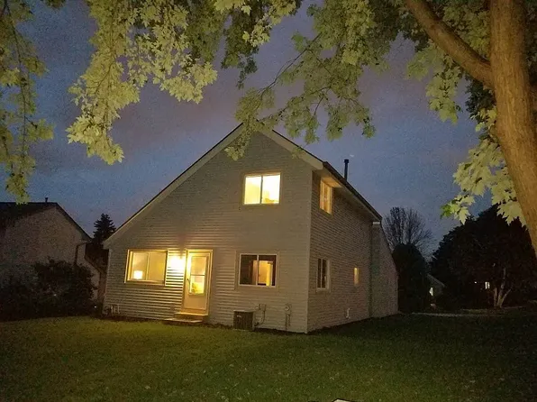 7324 S Delaine Dr #21, Oak Creek, WI 53154