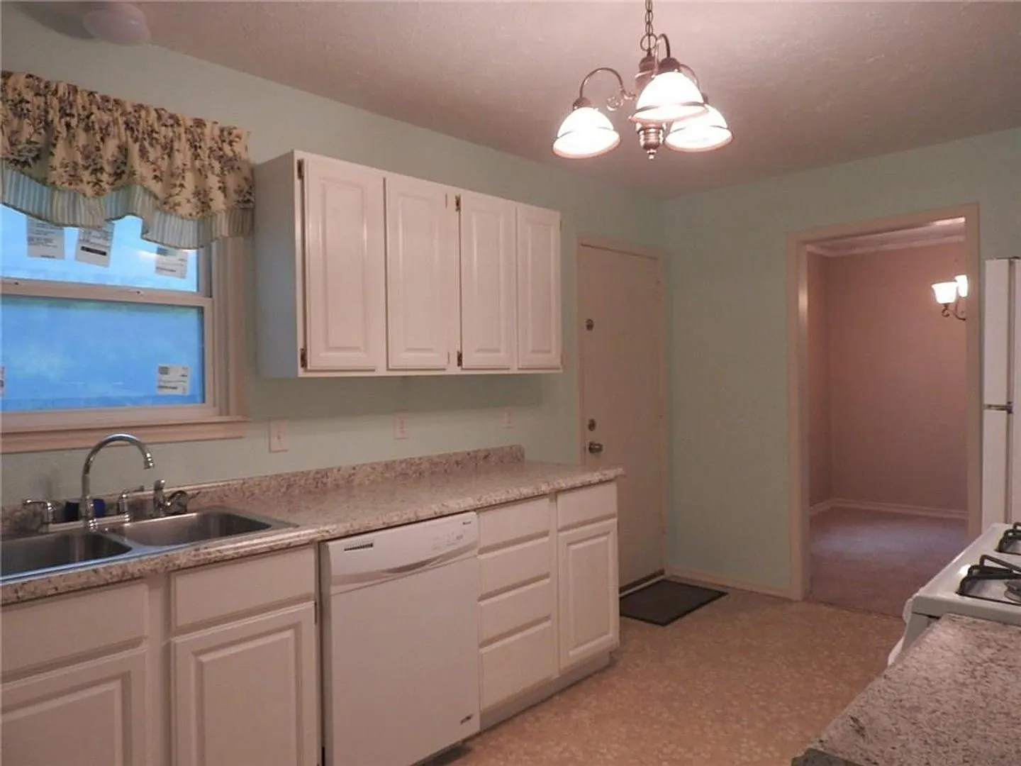 3 bedroom, 1.1 baths home in Casa View! — Photo 4