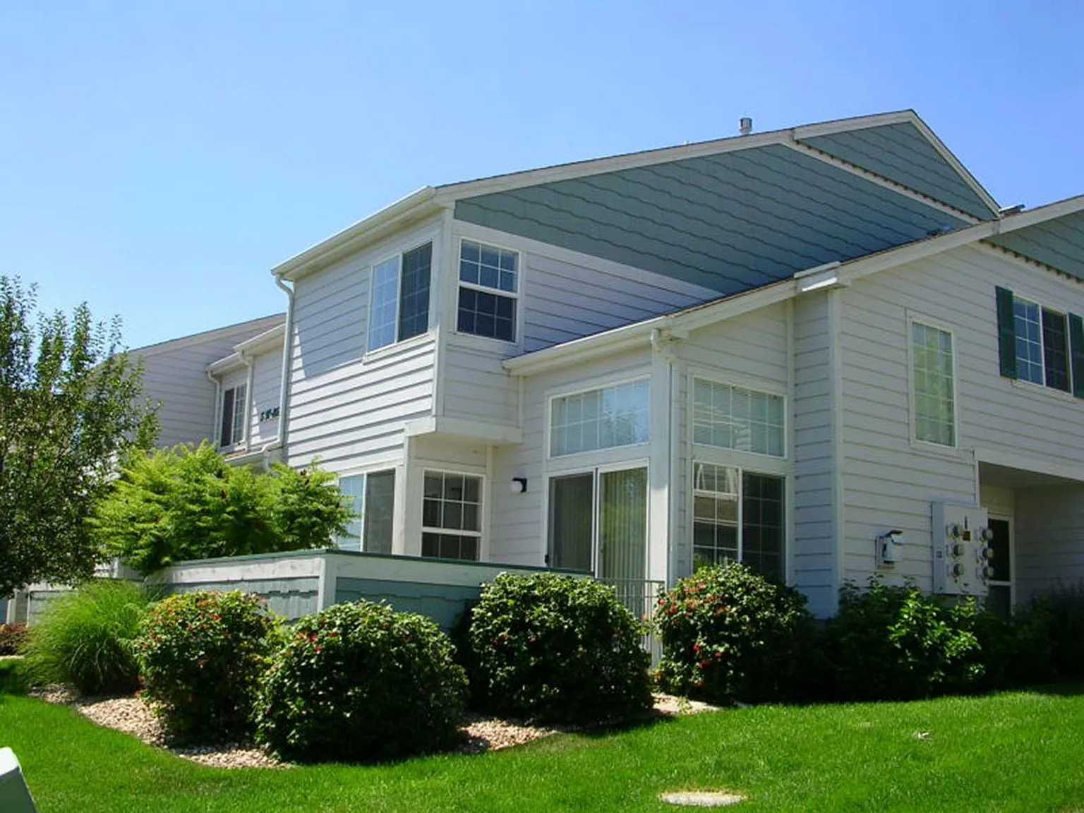 2 bed, 1.5 bath, 1732 sqft, $2,100 — Photo 1