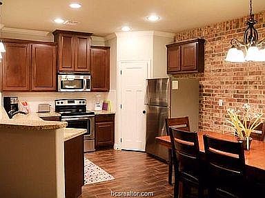 3rd image of 810 Fairview Ave