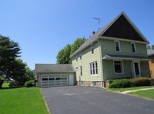 642 E Oak Grove St, Juneau, WI 53039