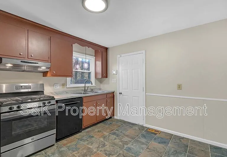 350 Hughes Dr — Photo 6