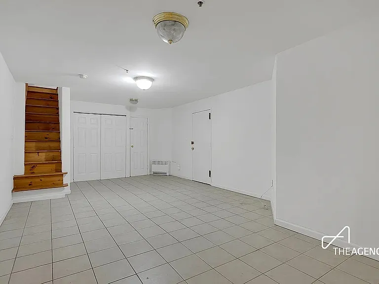 242 W 21st St #A — Photo 4