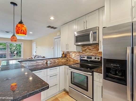 4th image of 211 Washington Sq APT D