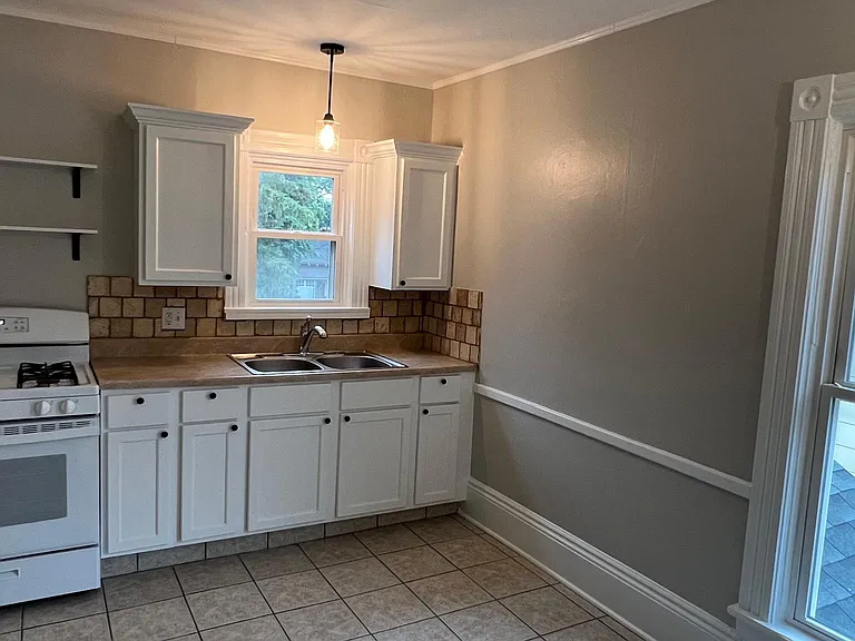 613 Hawthorne St NE — Photo 3