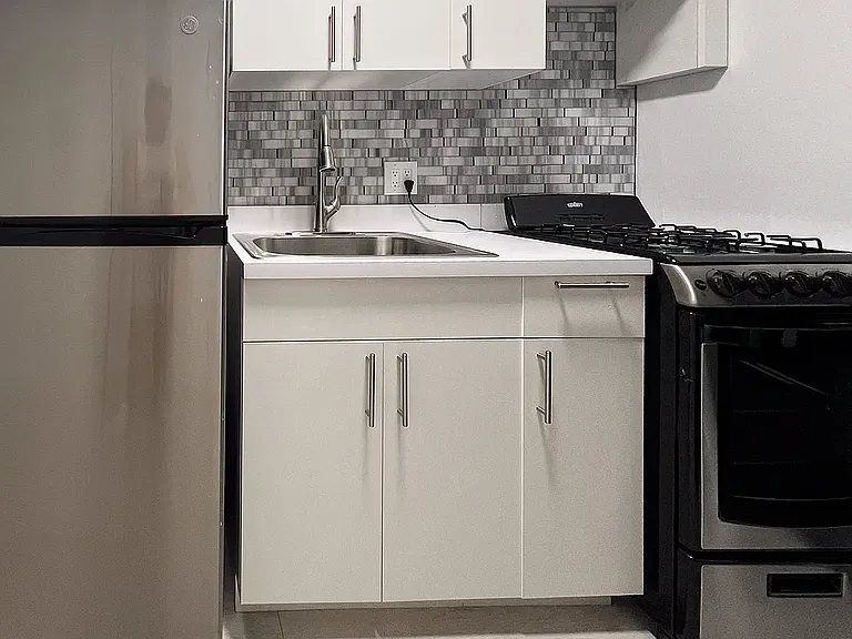 226 E 14th St #1T — Photo 3