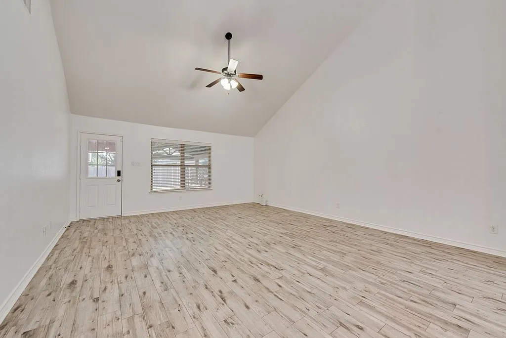 5 bed, 3.0 bath, 3264 sqft, $3,000 — Photo 3