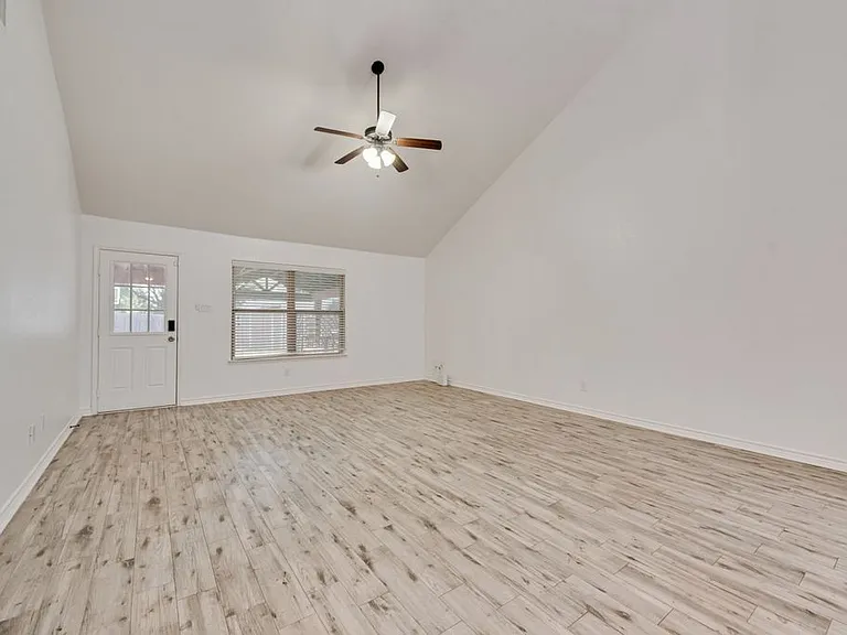 1816 Castle Creek Dr — Photo 3