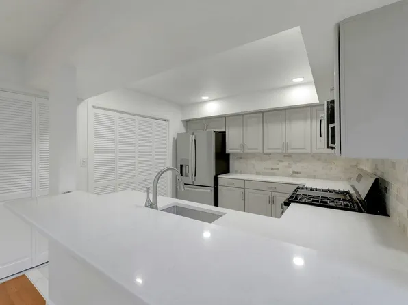 726 Mainsail Lane image 15 of 39