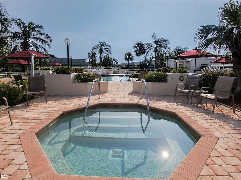 9439 Palm Island Cir — Photo 23