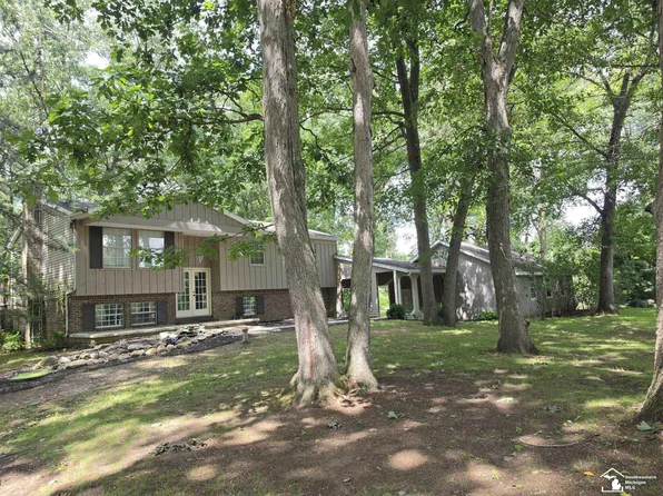 11589 Brookshire Dr, Temperance, MI 48182