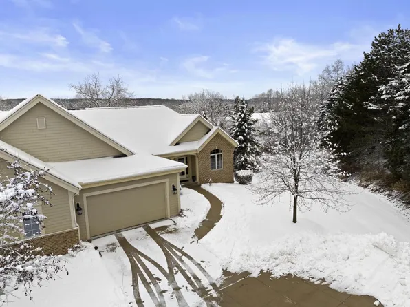 1400 Hidden Waters CIRCLE, West Bend, WI 53095