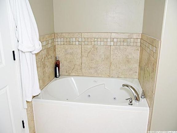 4th image of 1092 River Hill Dr