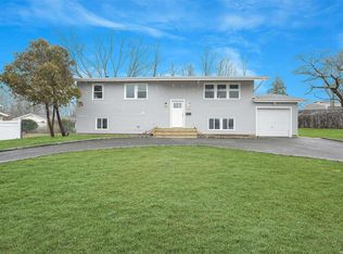 9 Brookwood Dr, Wheatley Heights, NY 11798