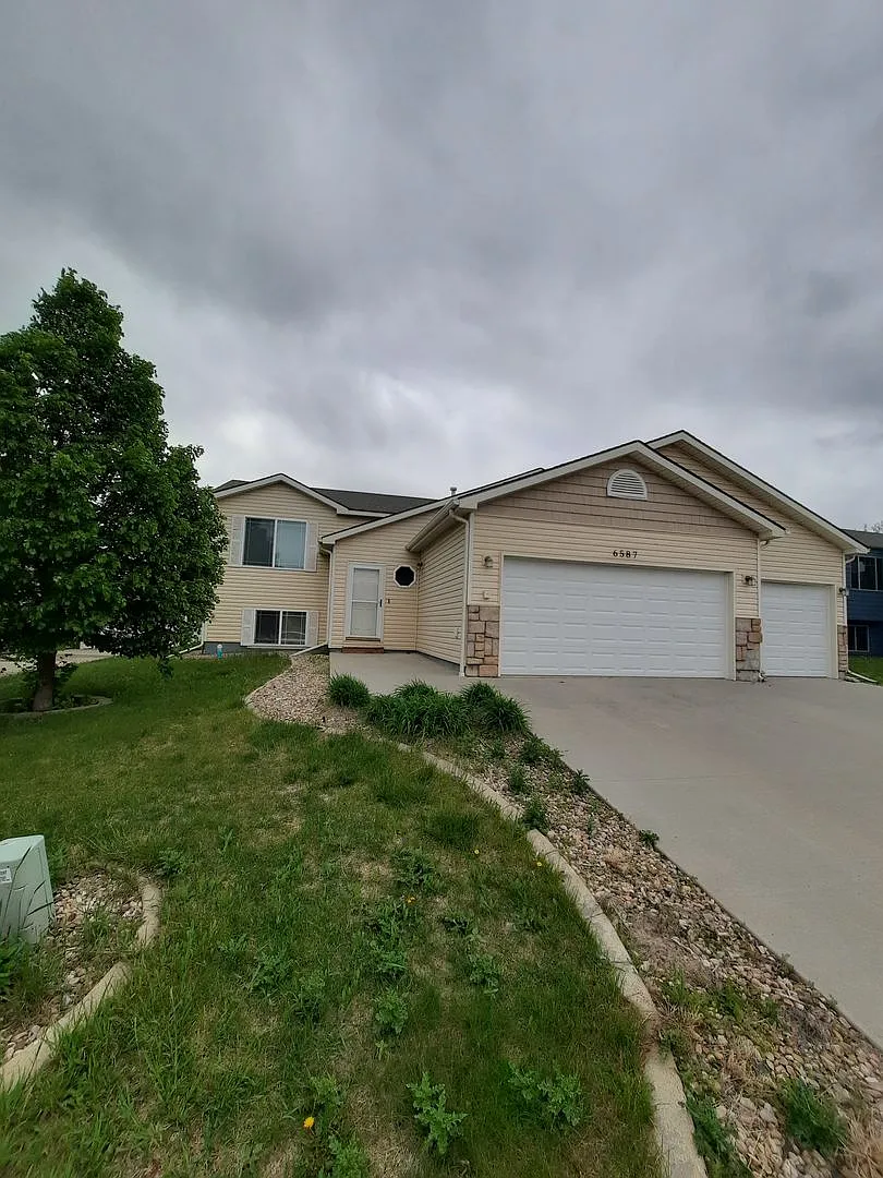 4 Bed | 3 Bath | 3 Car Garage | Summerset — Photo 2