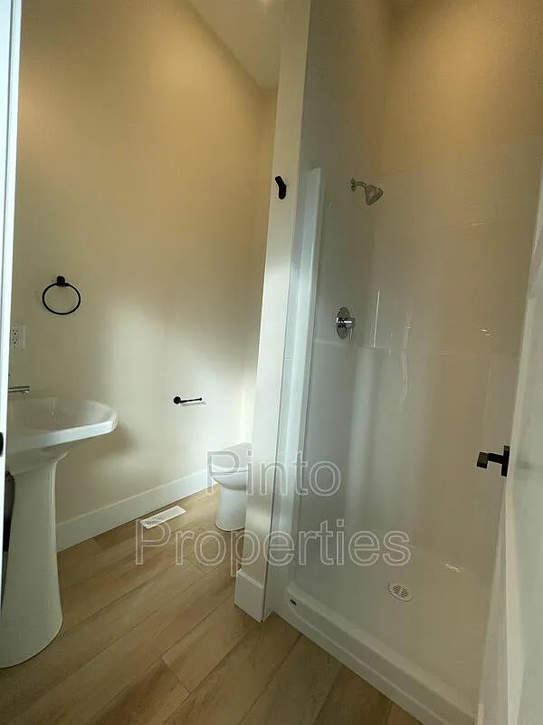 Studio, 1.0 bath, 227 sqft, $1,300 — Photo 3