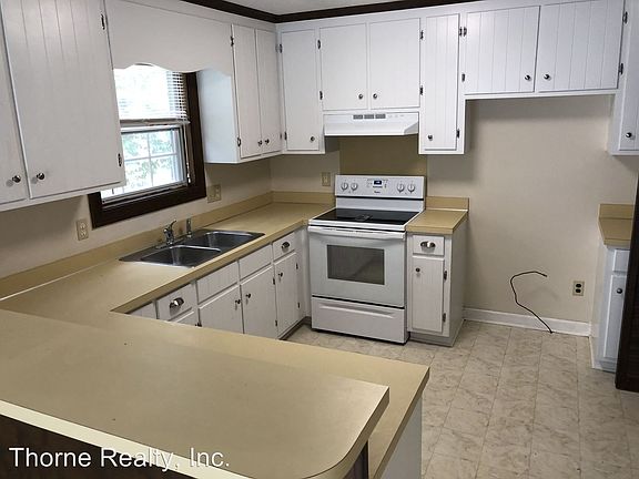 3rd image of 1209 Roundtree Dr