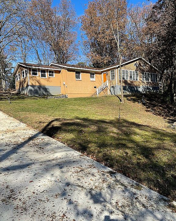 1st image of 10014 Hampshire Dr SE