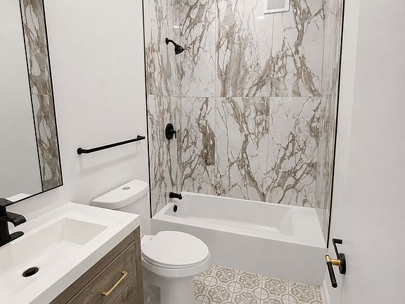 2nd image of 916 Clinton St #202