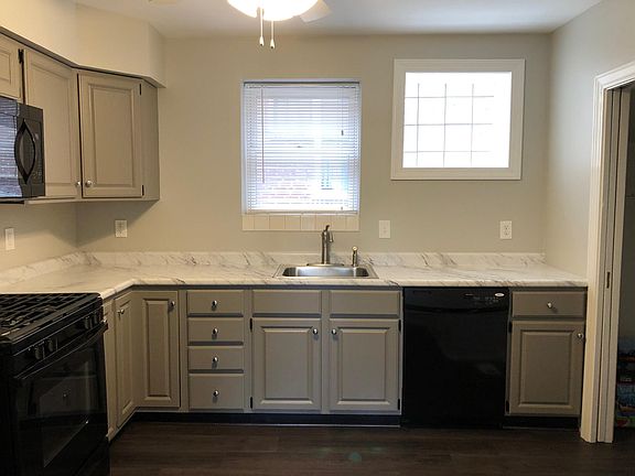 Full dishwasher, gas range & built in microwave