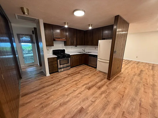 4 bed, 1920 sqft, $2,400 — Photo 2