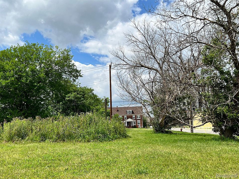571 E Edsel Ford Fwy, photo 2