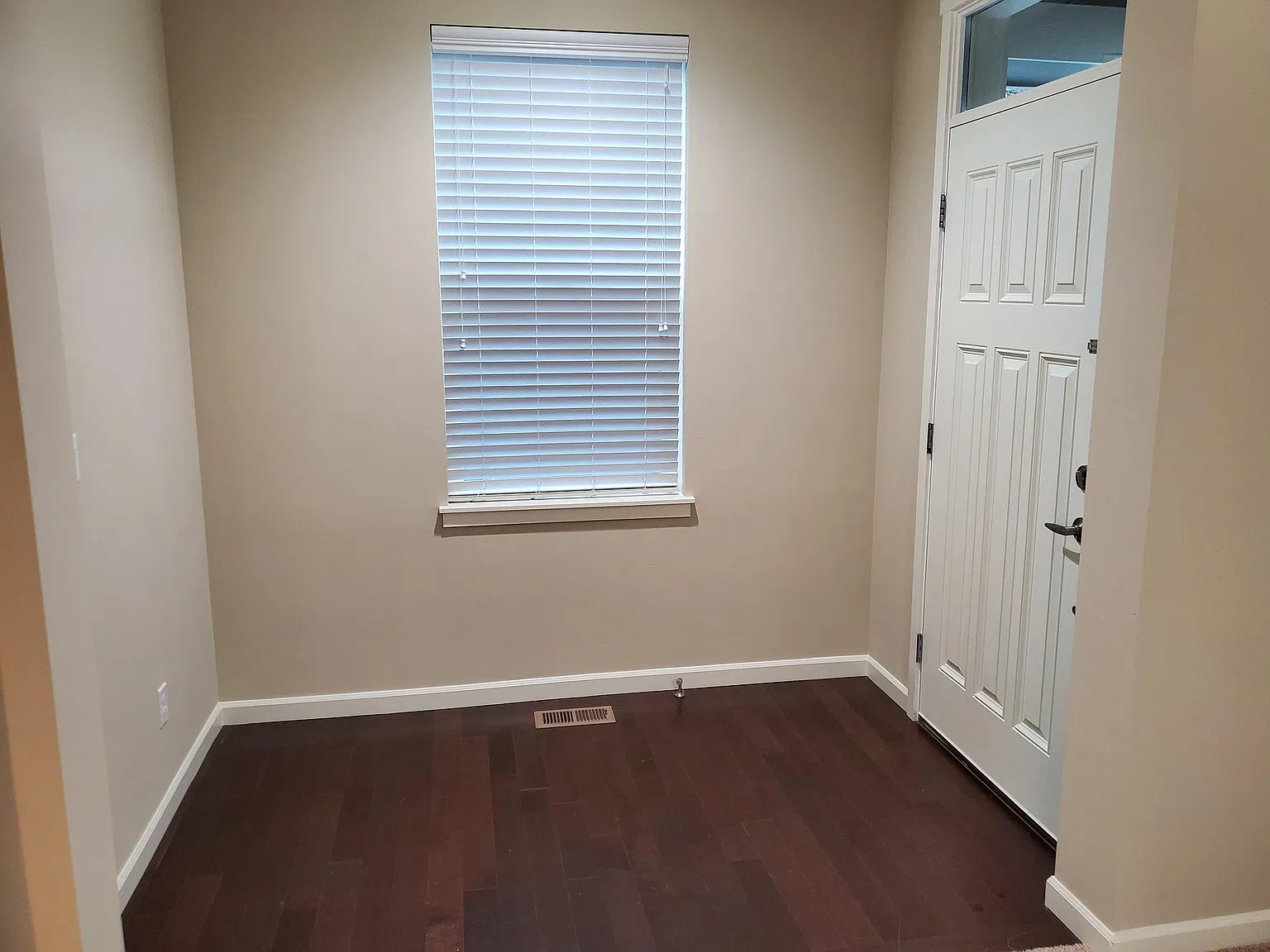 4 bed, 2.5 bath, 2220 sqft, $3,950 — Photo 4