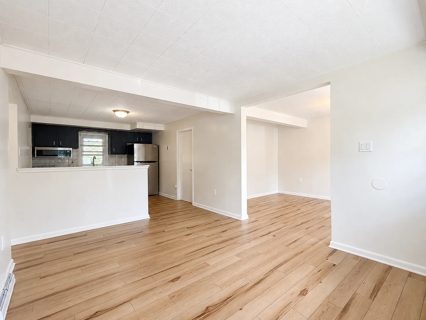 3 bed, 930 sqft, $2,095 — Photo 2