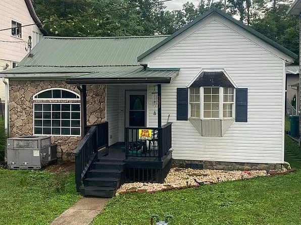 221 Birch St, Gassaway, WV 26624