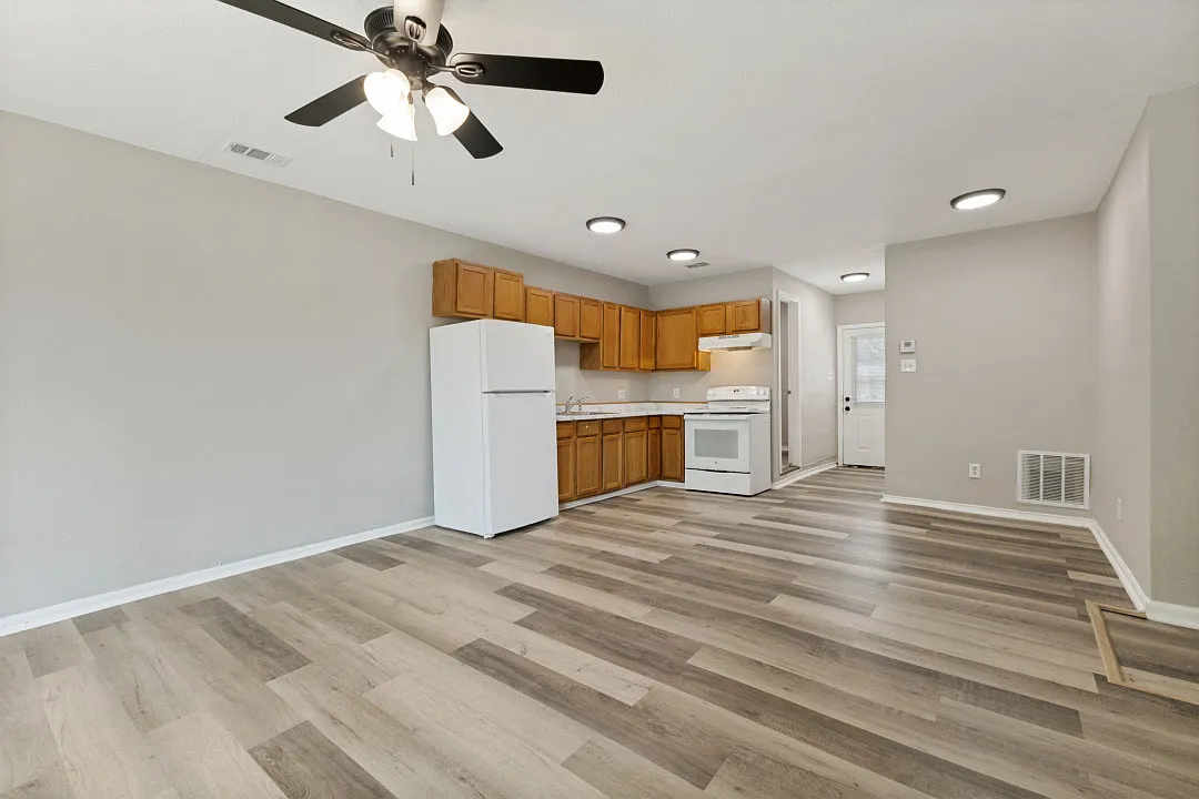 2 bed, 700 sqft, $1,199 — Photo 1