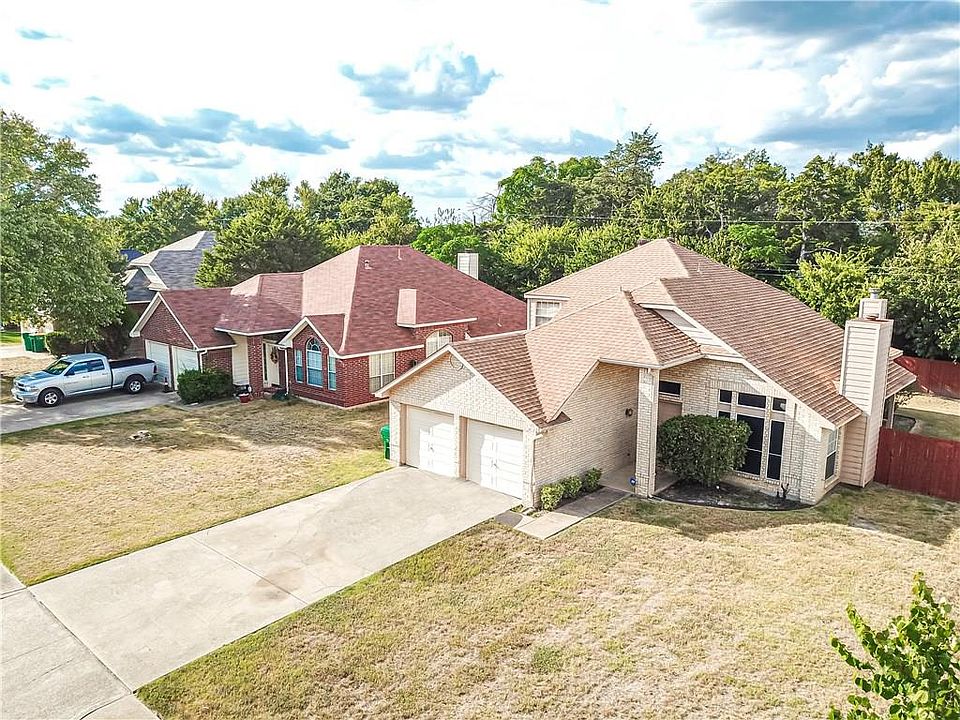 1st image of 818 Clover Hill Ln